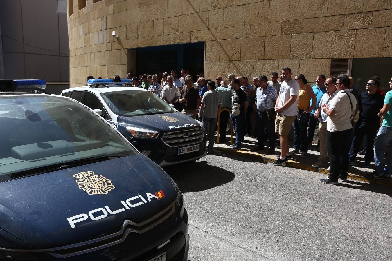 Concentración en la Comisaría de Cádiz de apoyo a la Policía