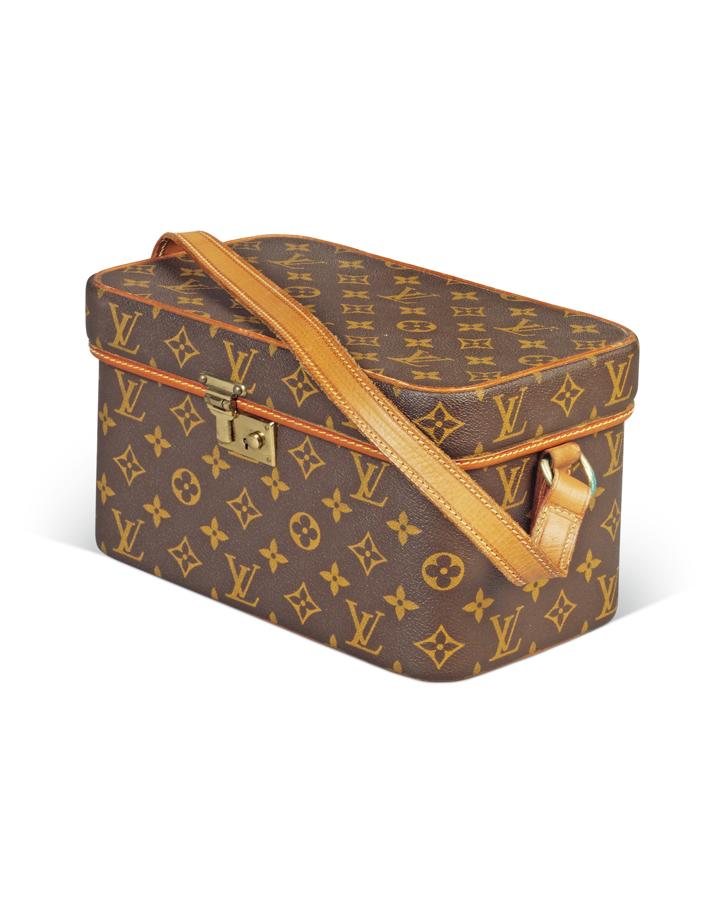 Louis Vuitton, 1970. Hepburn viajaba con sus efectos personales guardados en un envoltorio de lujo, este neceser del diseñador de lujo está hecho de piel. Su valor inicial osciló entre las 2.600 y los 6.000 libras
