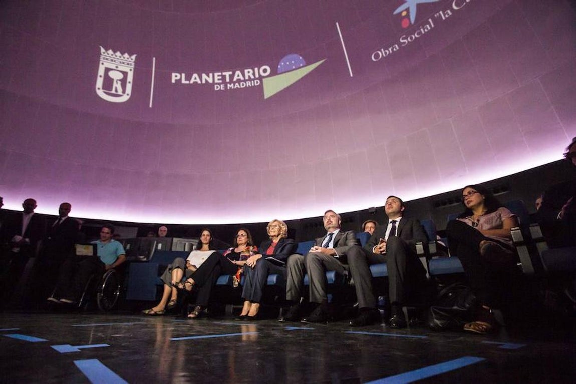 3.. La portavoz del Ayuntamiento, Rita Maestre; la directora del Planetario, Asunción Sánchez; la alcaldesa de Madrid, Manuela Carmena; y el director de relaciones institucionales de la Fundación «La Caixa», Fernando Pastor, en la sala de proyecciones