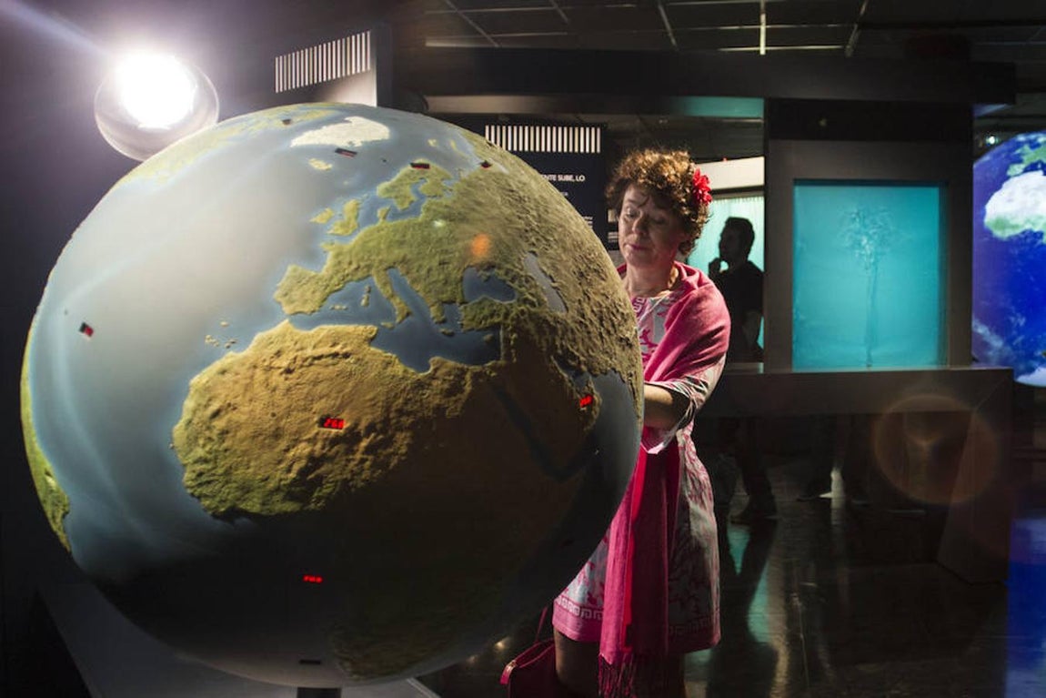 8.. Un gran globo terráqueo indica las temperaturas medias en distintas partes del mundo