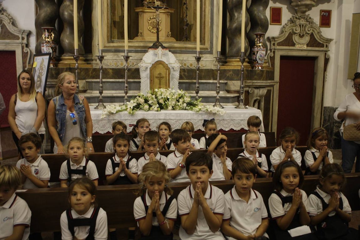 Los niños gaditanos llevan nardos a su Patrona