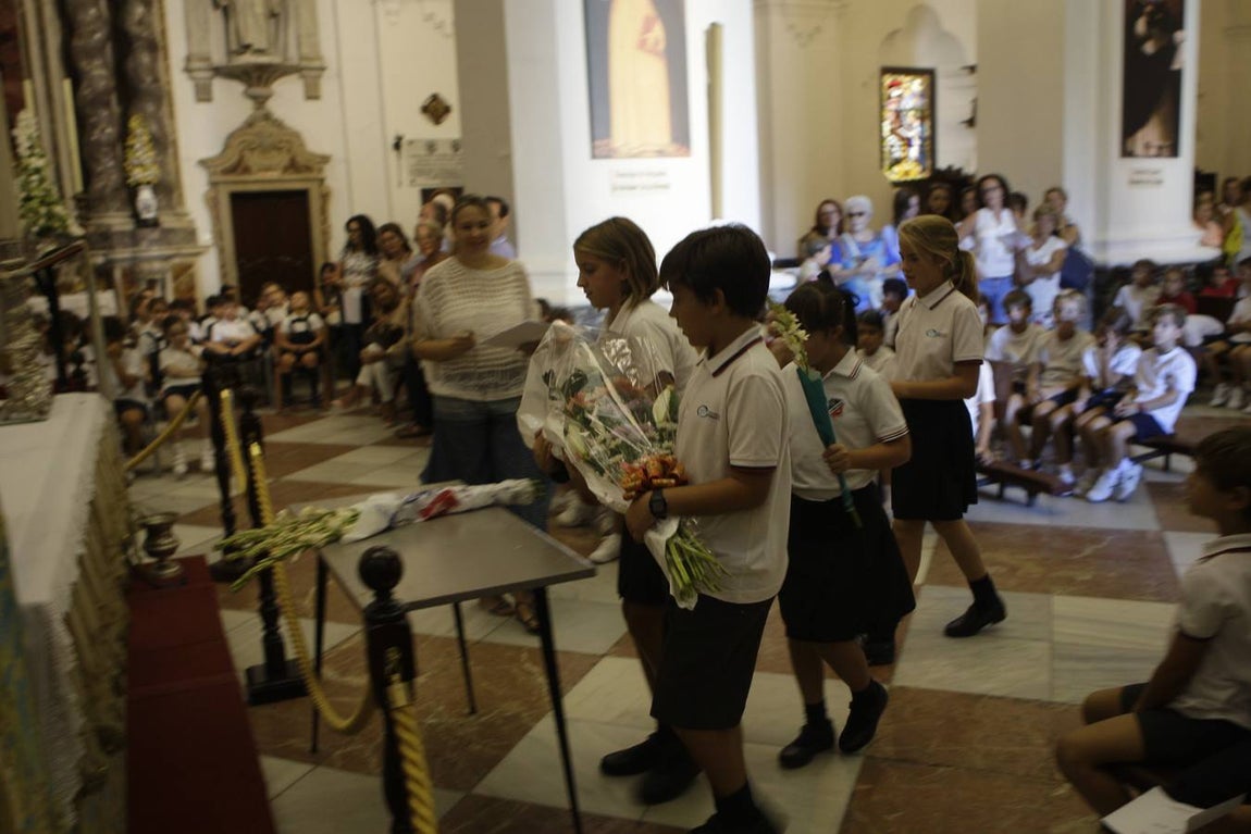 Los niños gaditanos llevan nardos a su Patrona