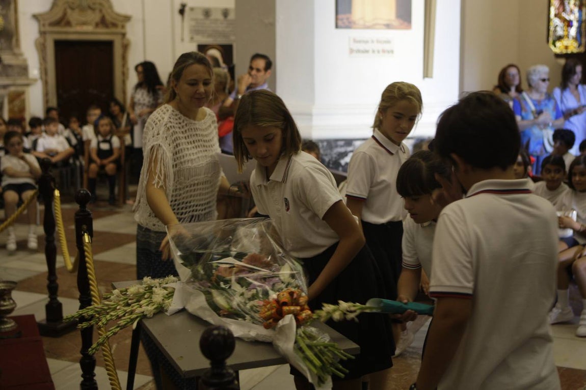 Los niños gaditanos llevan nardos a su Patrona