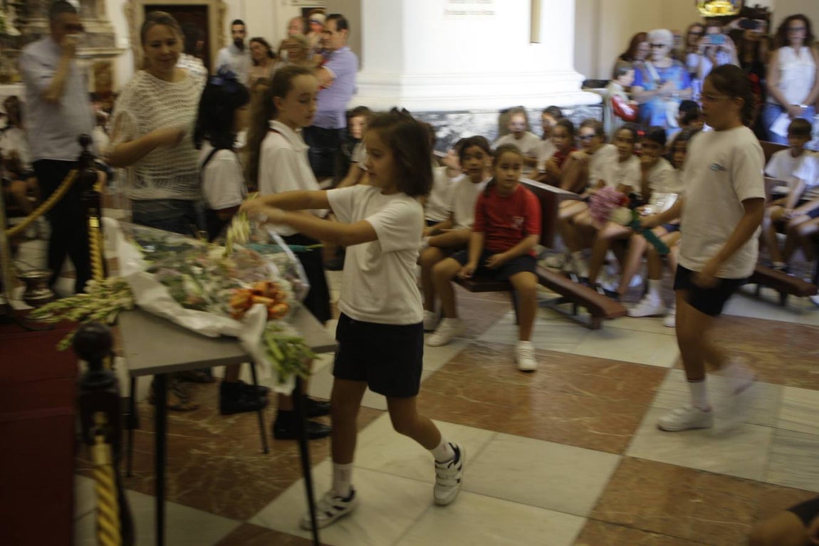 Los niños gaditanos llevan nardos a su Patrona