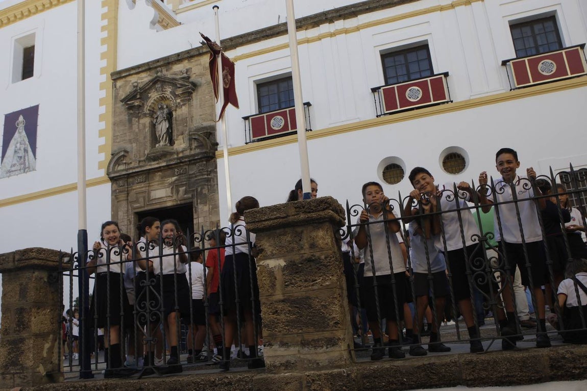 Los niños gaditanos llevan nardos a su Patrona