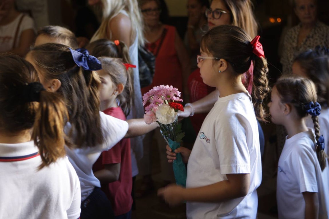 Los niños gaditanos llevan nardos a su Patrona