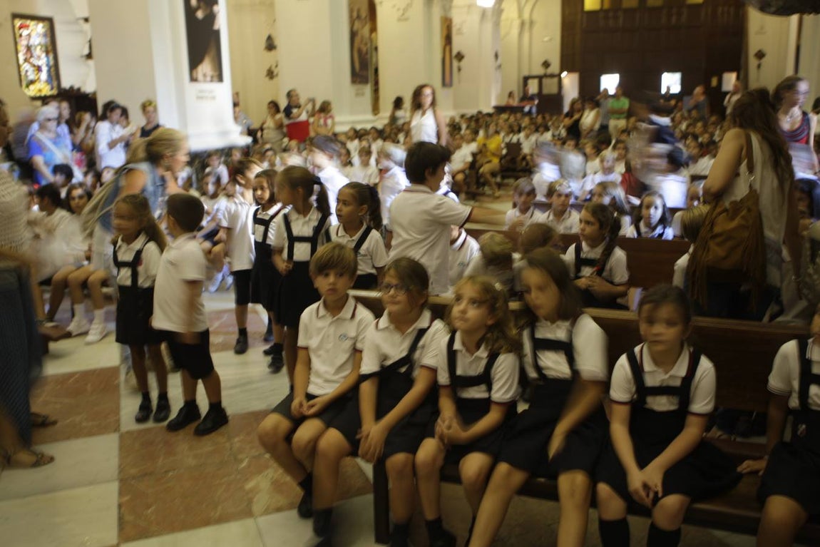 Los niños gaditanos llevan nardos a su Patrona