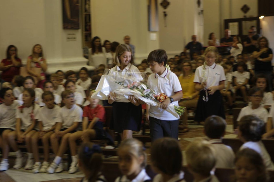 Los niños gaditanos llevan nardos a su Patrona