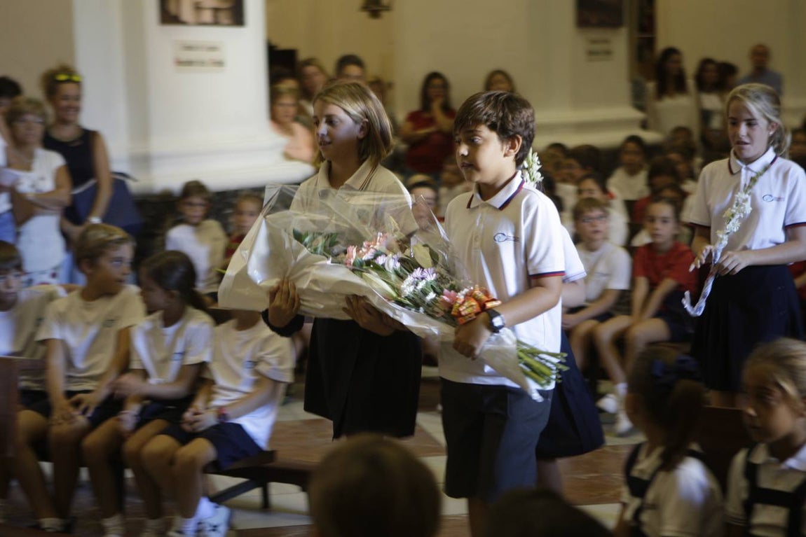 Los niños gaditanos llevan nardos a su Patrona