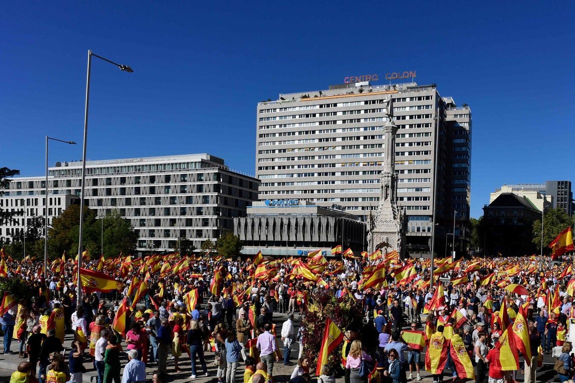 Manifestantes concregados en la plaza de Colón. 
