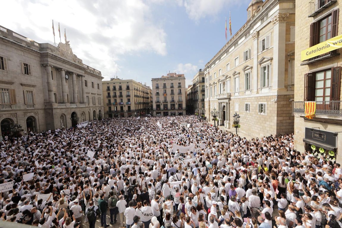 Ciudadanos preocupados por la situación se manifiestan en Barcelona. 