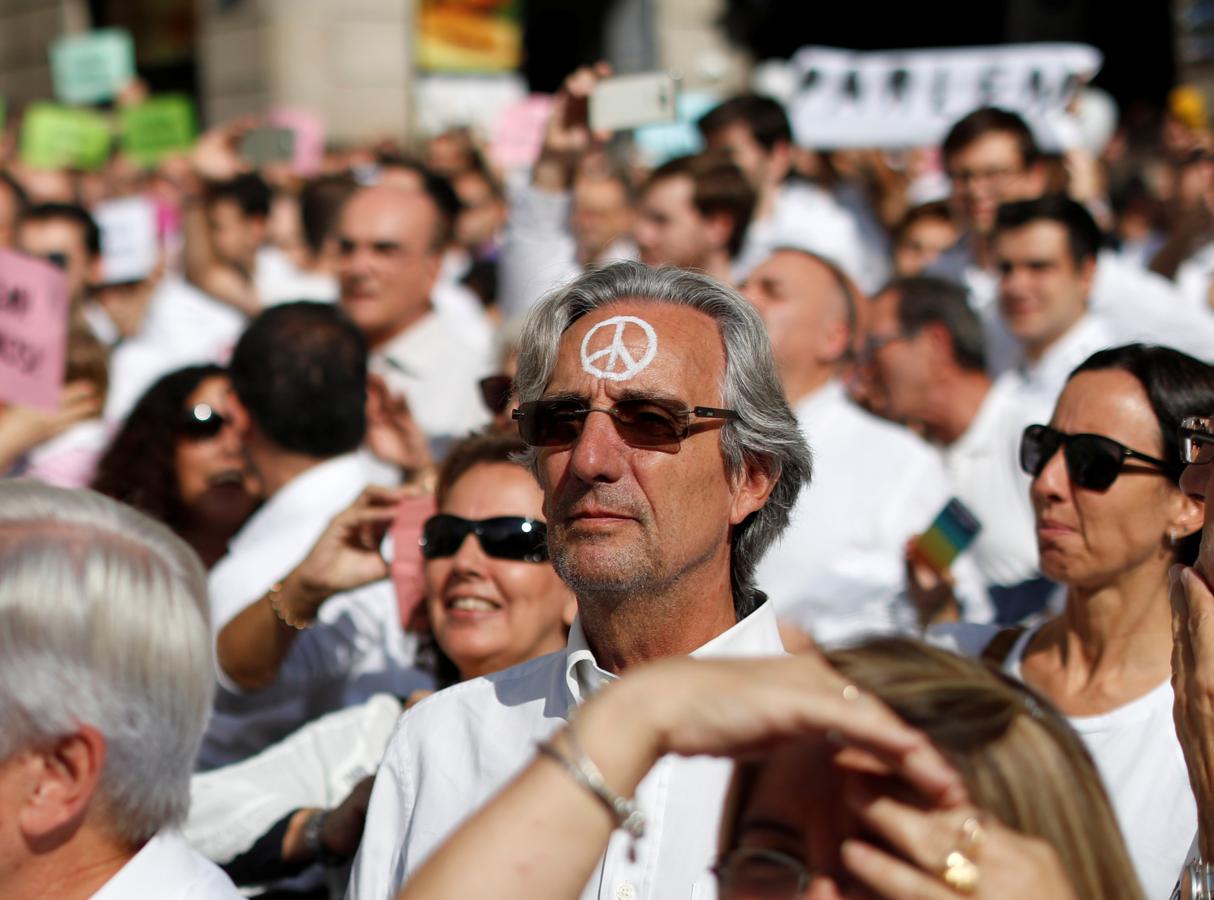 El color blanco inunda las calles de Barcelona. 