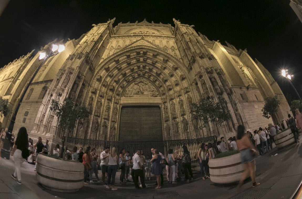 La VI Noche en Blanco en Sevilla reunió a numerosos sevillanos en torno a la cultura