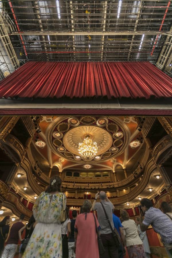 La VI Noche en Blanco en Sevilla reunió a numerosos sevillanos en torno a la cultura