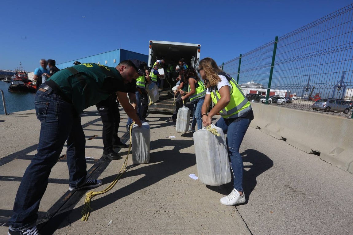 Descargan en Cádiz 3.700 kilos de cocaína