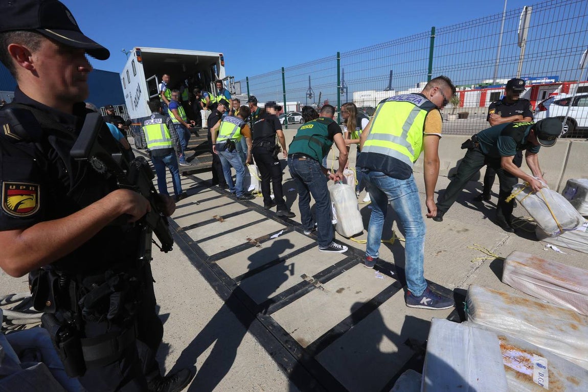 Descargan en Cádiz 3.700 kilos de cocaína