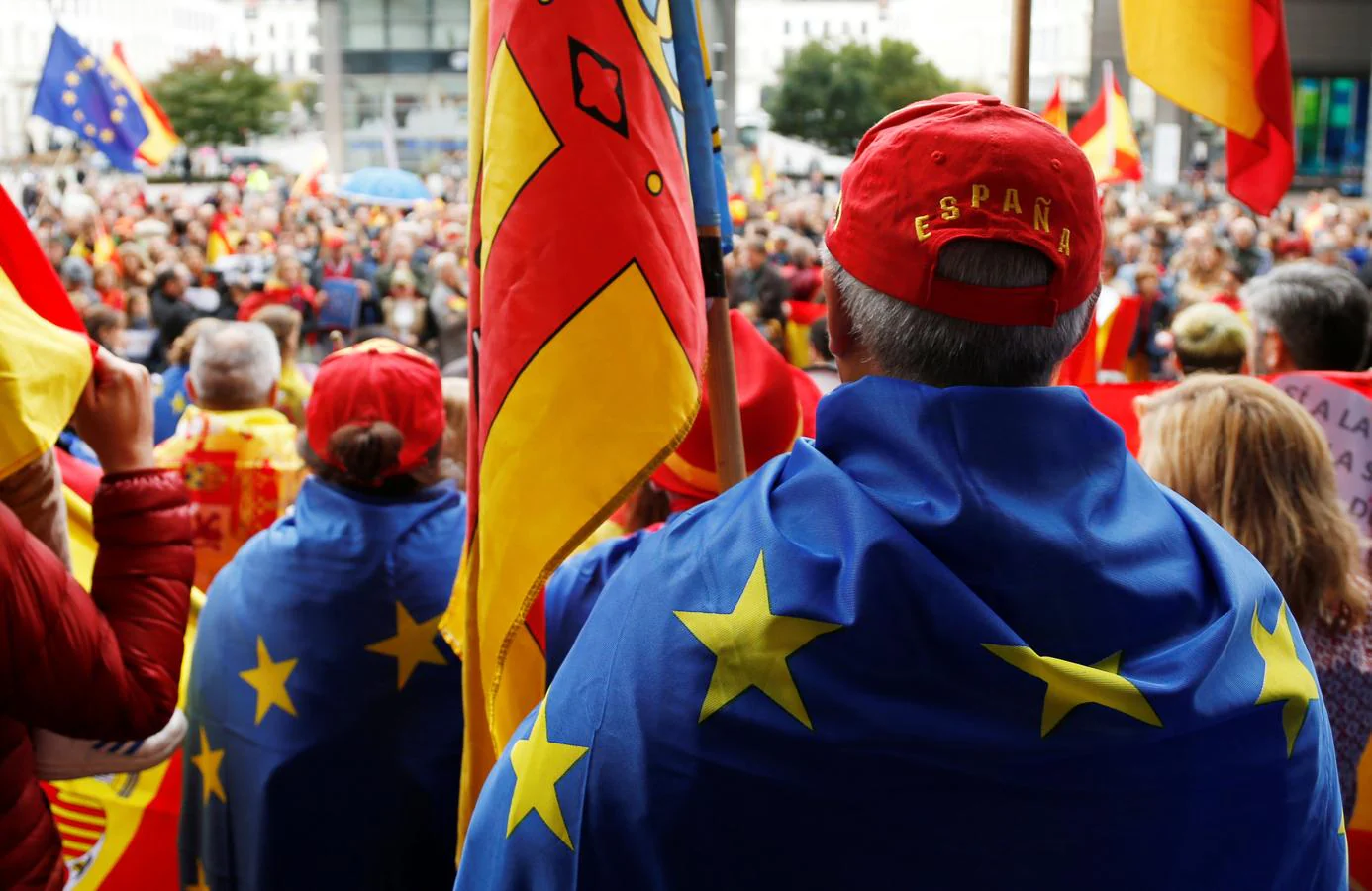 En las manifestaciones se ha coreado eslóganes como «Viva España y viva Cataluña», «No estáis solos» o «España, unida, jamás será vencida». 