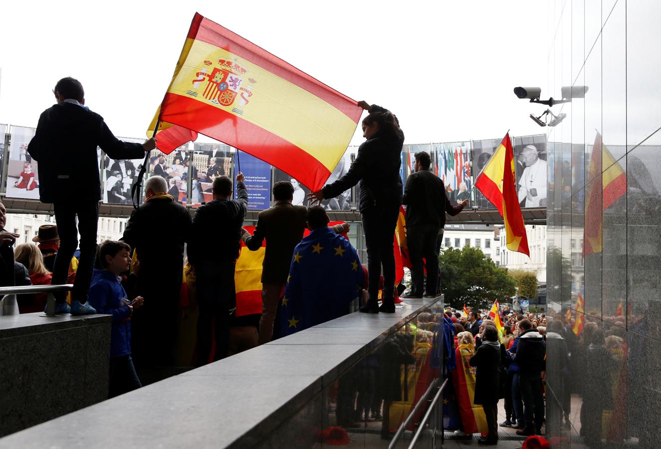 En las manifestaciones se ha coreado eslóganes como «Viva España y viva Cataluña», «No estáis solos» o «España, unida, jamás será vencida». 