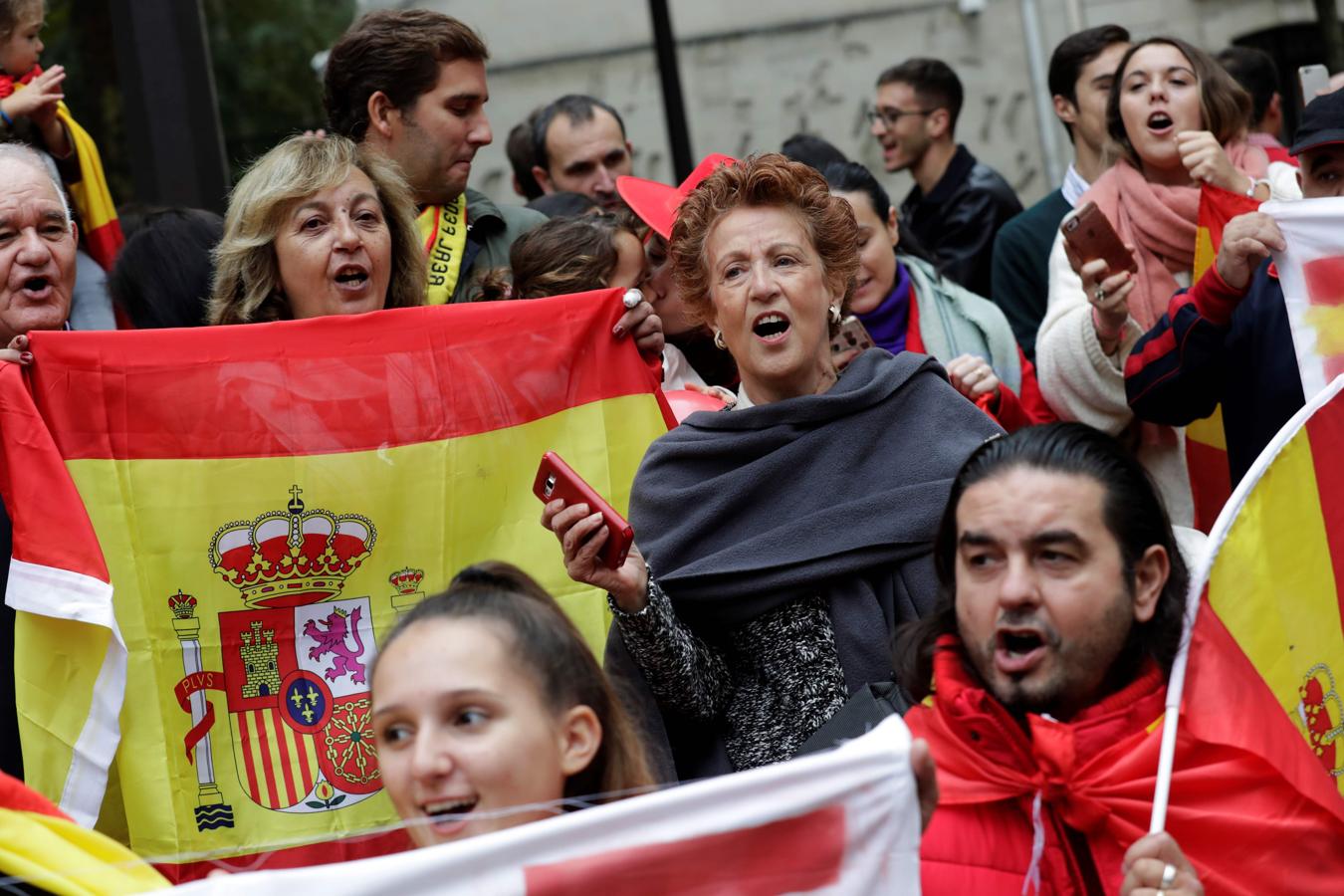 En las manifestaciones se ha coreado eslóganes como «Viva España y viva Cataluña», «No estáis solos» o «España, unida, jamás será vencida». 