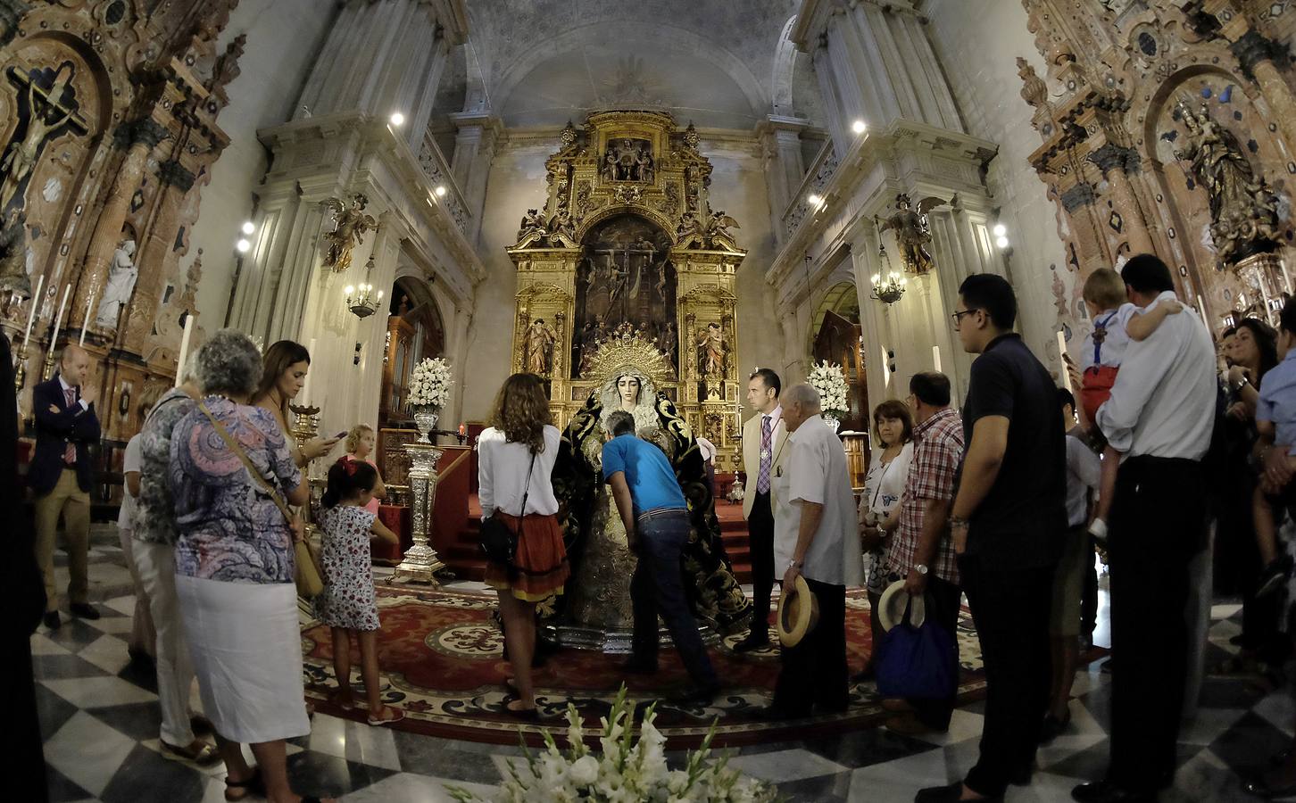 La Virgen de la Salud de San Gonzalo en la parroquia del Sagrario en besamanos