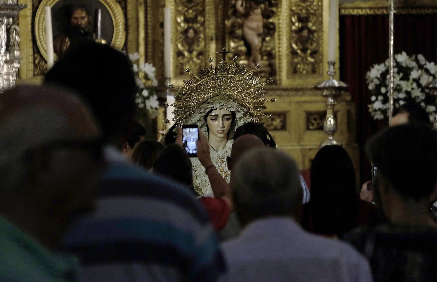 La Virgen de la Salud de San Gonzalo en la parroquia del Sagrario en besamanos