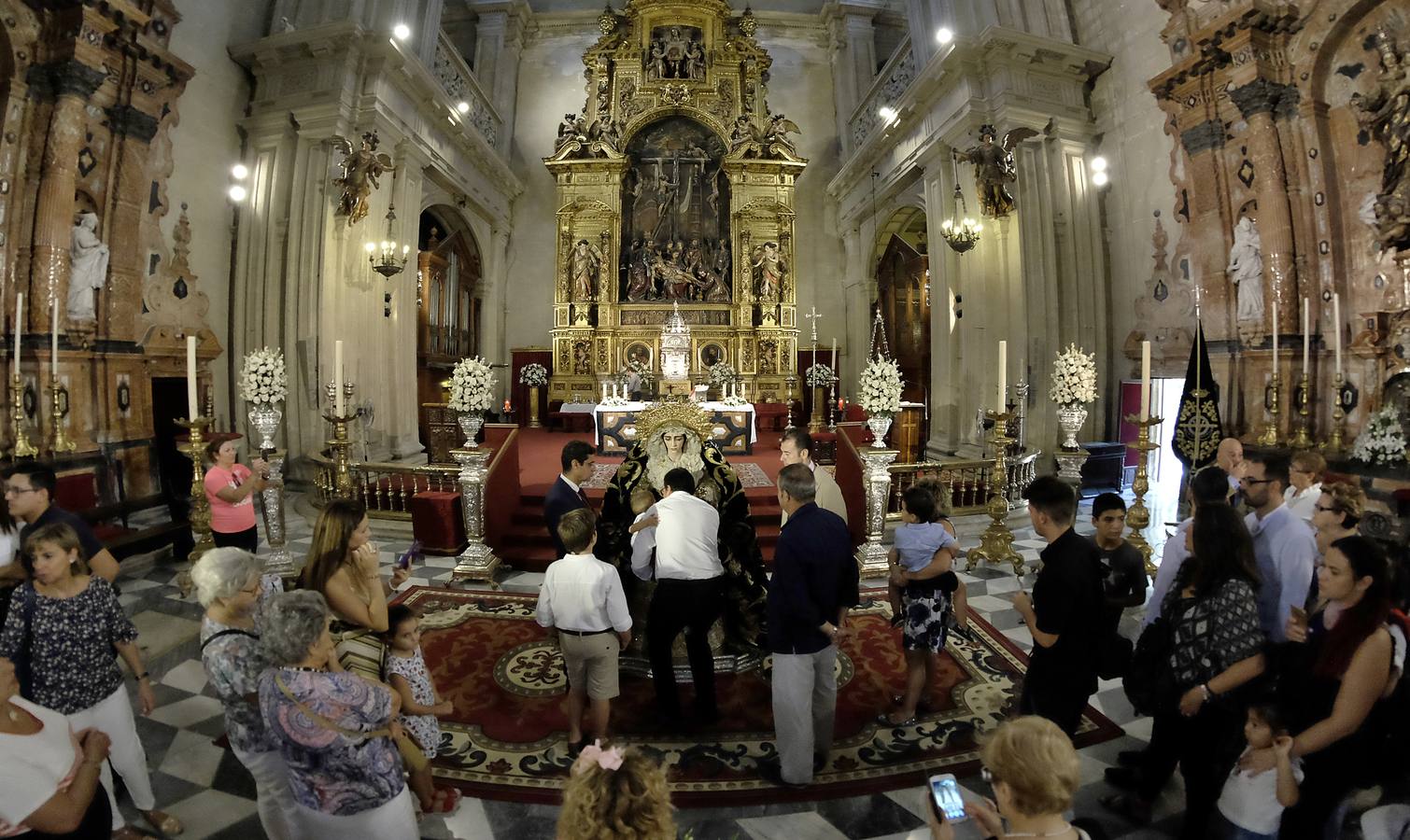 La Virgen de la Salud de San Gonzalo en la parroquia del Sagrario en besamanos