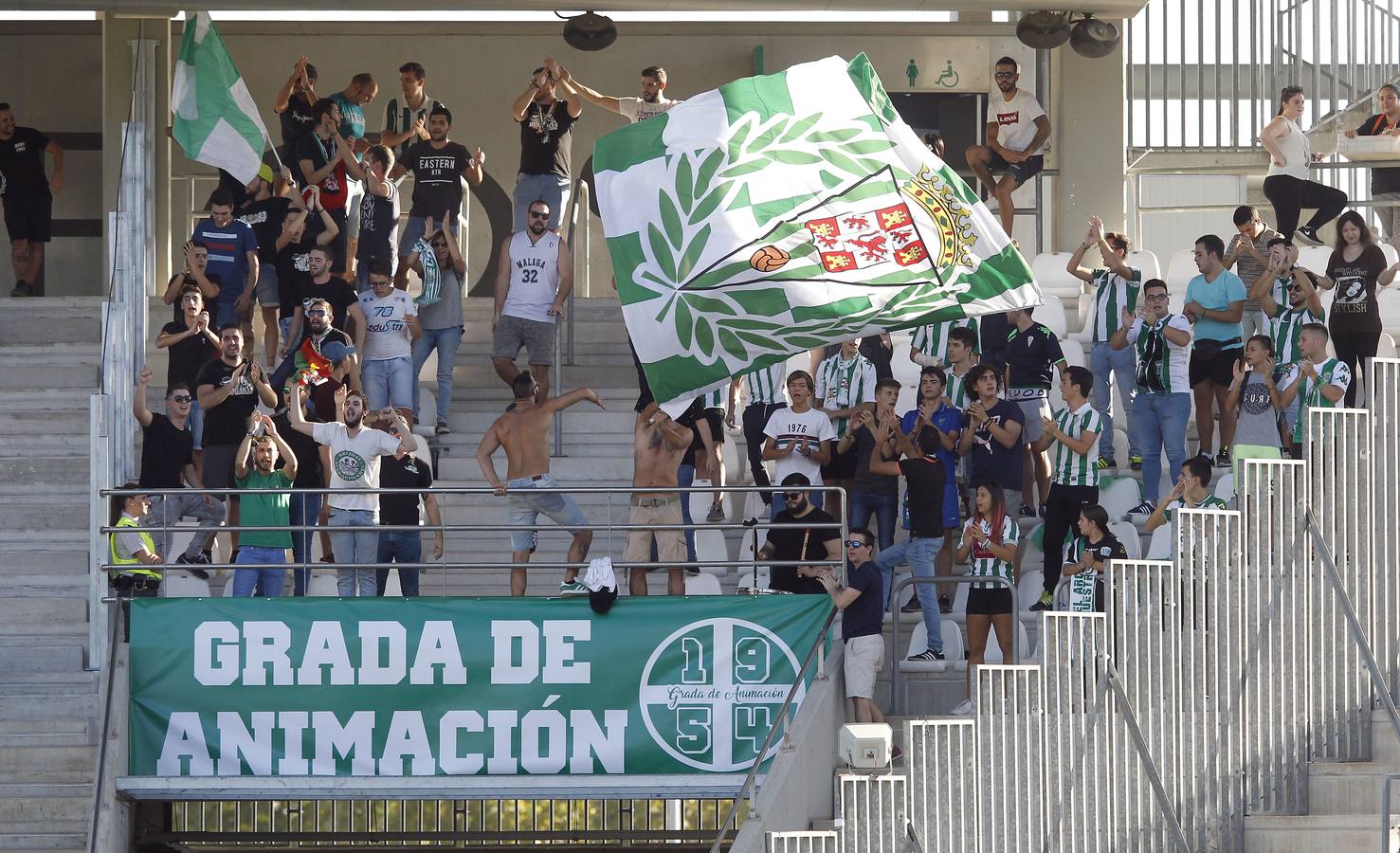 El Córdoba CF fulmina a un timorato Alcorcón (3-0) para salvar a Luis Carrión