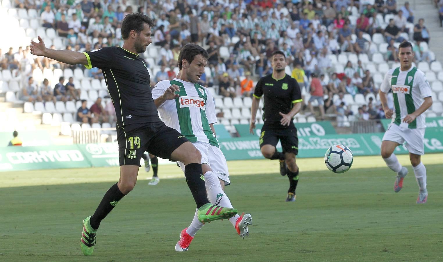 El Córdoba CF fulmina a un timorato Alcorcón (3-0) para salvar a Luis Carrión