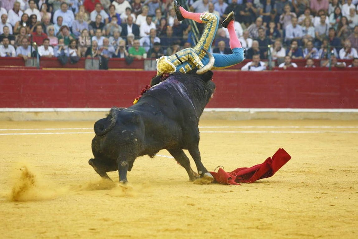 Cornada a Cayetano en Zaragoza: Imágenes del triunfo y la sangre del diestro
