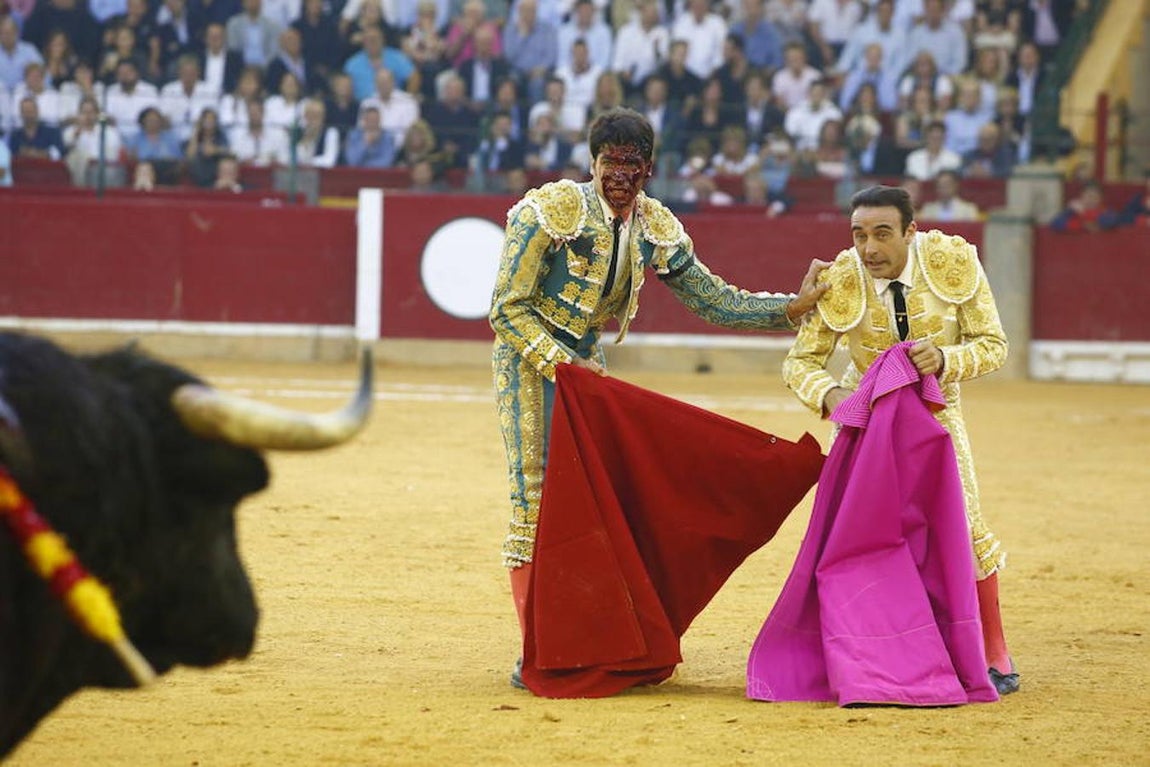 Cornada a Cayetano en Zaragoza: Imágenes del triunfo y la sangre del diestro