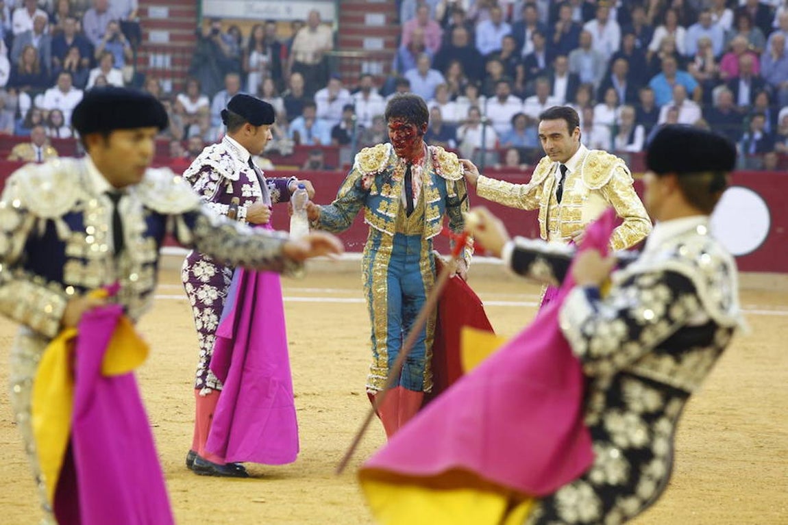 Cornada a Cayetano en Zaragoza: Imágenes del triunfo y la sangre del diestro