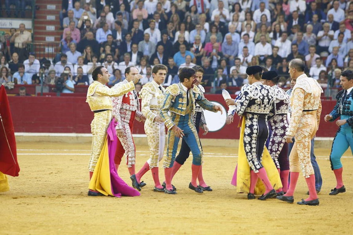 Cornada a Cayetano en Zaragoza: Imágenes del triunfo y la sangre del diestro