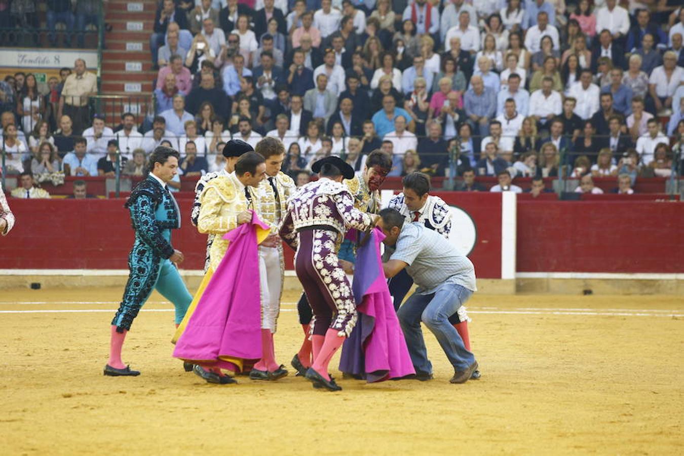 Cornada a Cayetano en Zaragoza: Imágenes del triunfo y la sangre del diestro