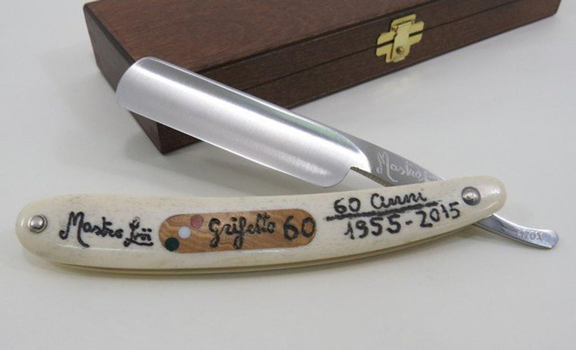 Navaja Grifetto 60. Hecha de hueso de camello y madera de olivo. Es máximo exponente del lujo en el afeitado tradicional y cumple 60 años dedicados a la construción, mantenimiento y afilado de cuchillas. Los últiles de esta marca están hechos a mano con sumo cuidado y los mejores materiales. El acero empleado para construir la hoja está posicionado entre los mejores del mundo. Su precio es de 610 euros