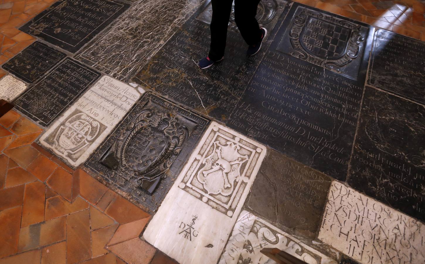 Recorrido en imágenes por el arte funerario de la Mezquita-Catedral