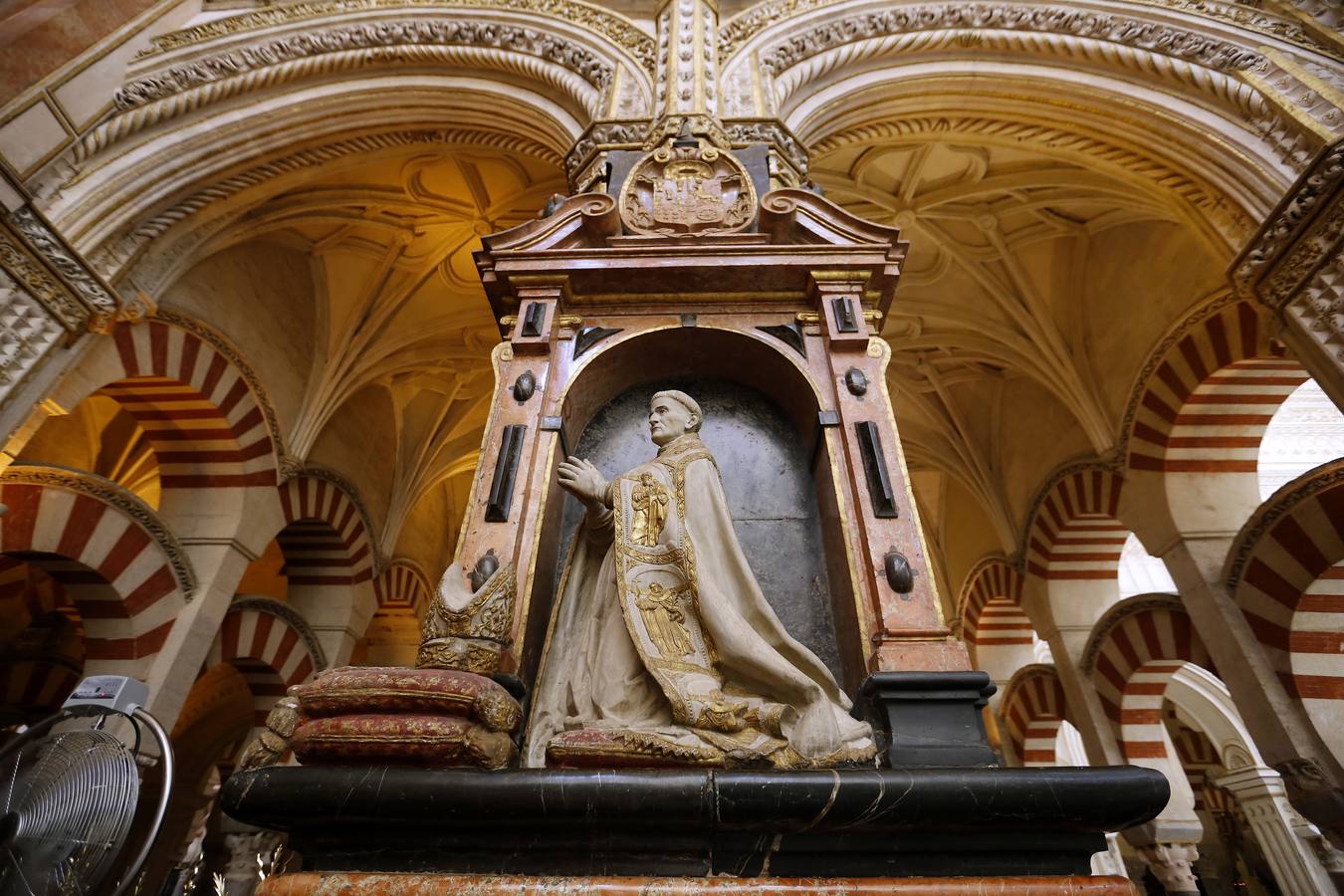 Recorrido en imágenes por el arte funerario de la Mezquita-Catedral