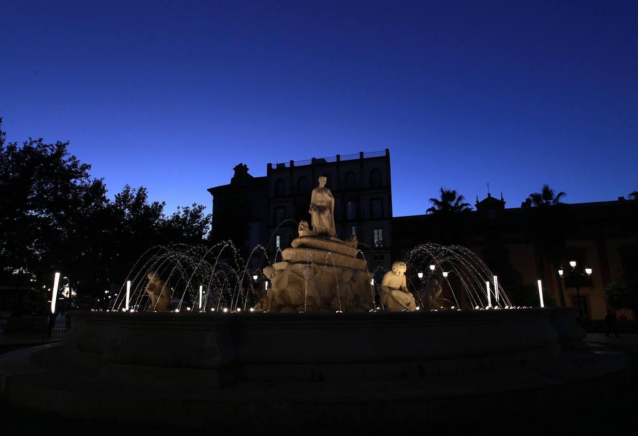 La fuente de Híspalis en Puerta Jerez se puede contemplar iluminada cuando se hace de noche