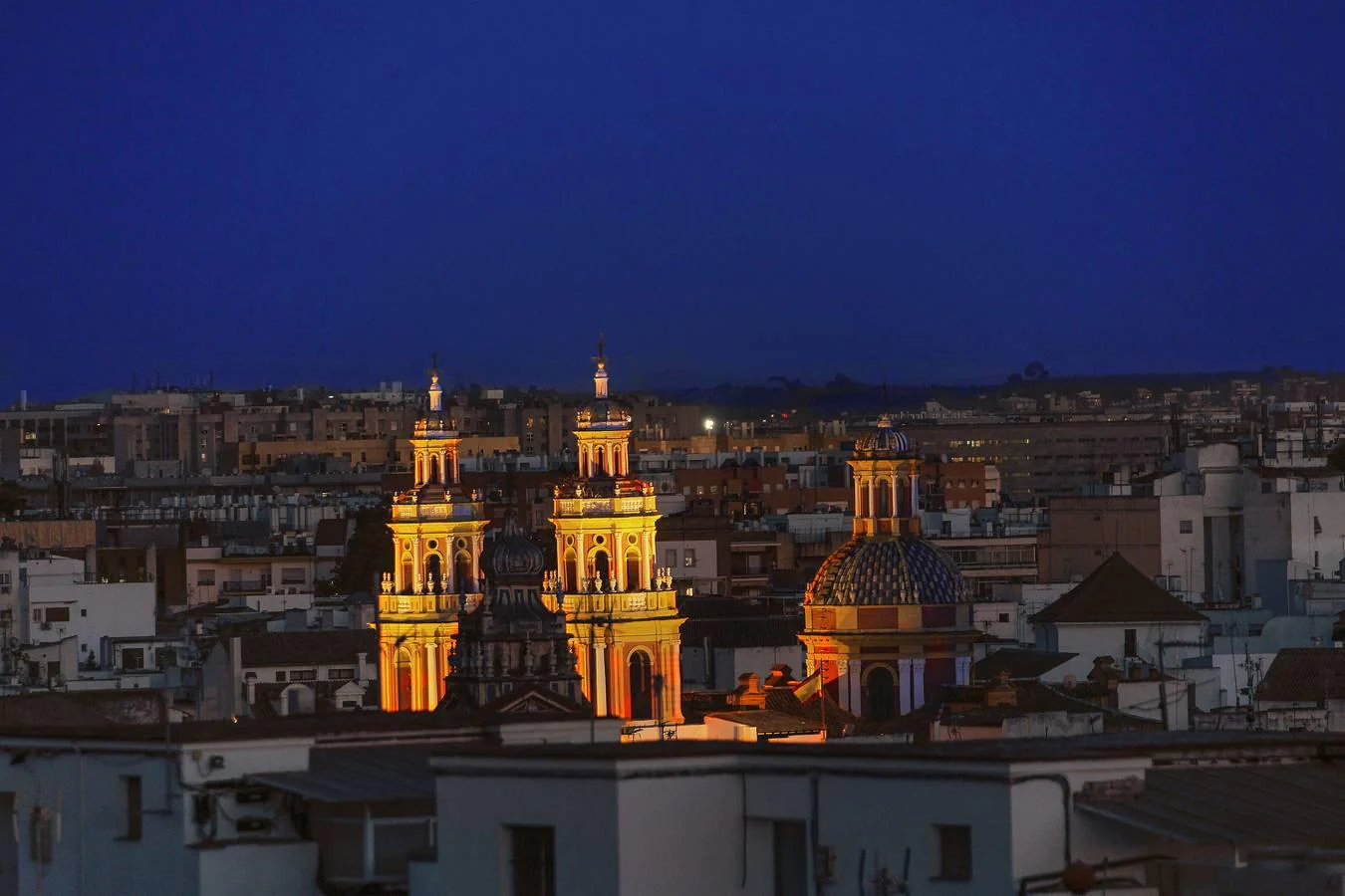 Las torres de la iglesia de San Ildefonso brillan en la noche de la ciudad