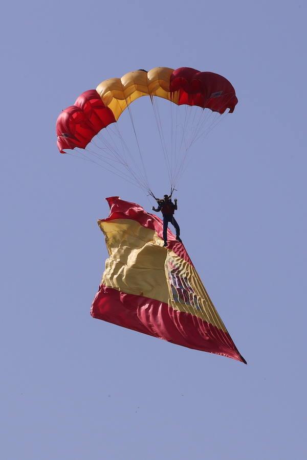 Un paracaidista con una bandera de España desciende hasta el asfalto del Paseo de la Castellana al inicio del desfile del Día de la Fiesta Nacional (EFE). 