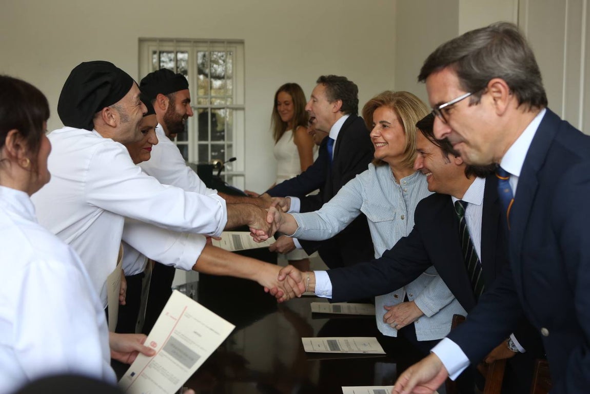 La ministra Fátima Bárez entrega los diplomas a los trabajadores de Universo Santi