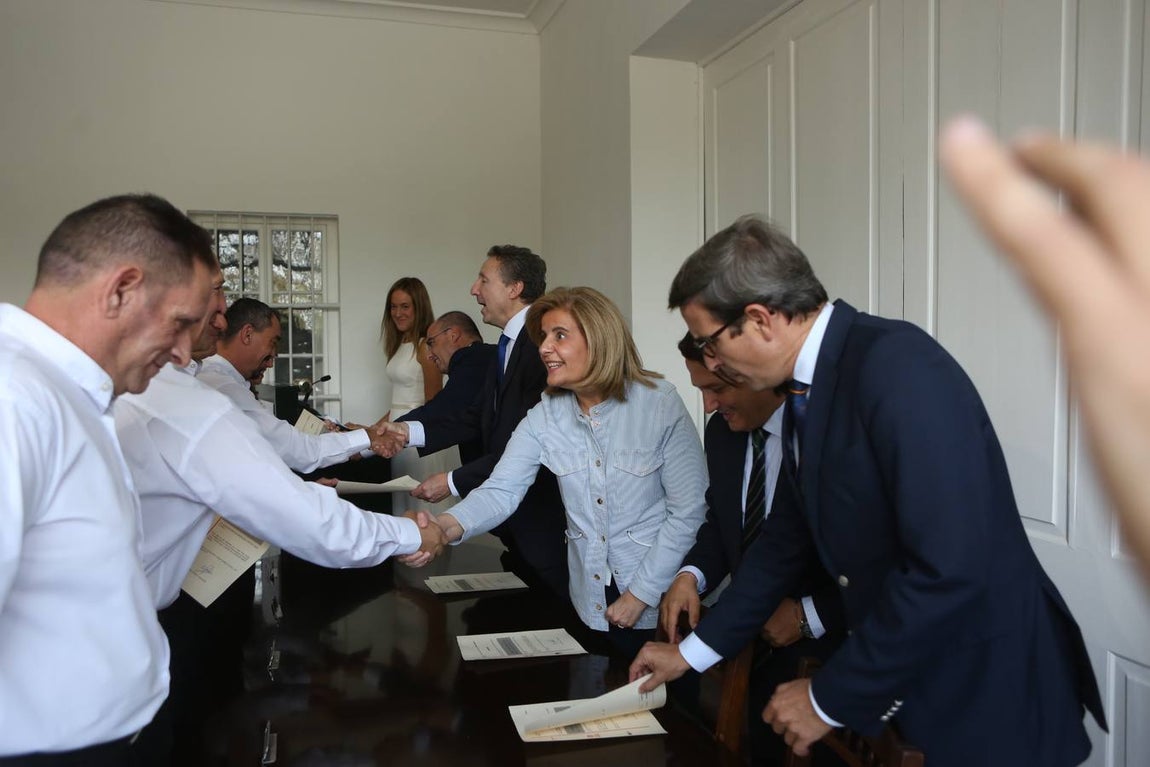 La ministra Fátima Bárez entrega los diplomas a los trabajadores de Universo Santi