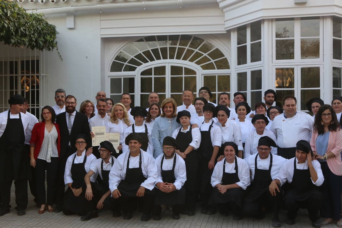 La ministra Fátima Bárez entrega los diplomas a los trabajadores de Universo Santi