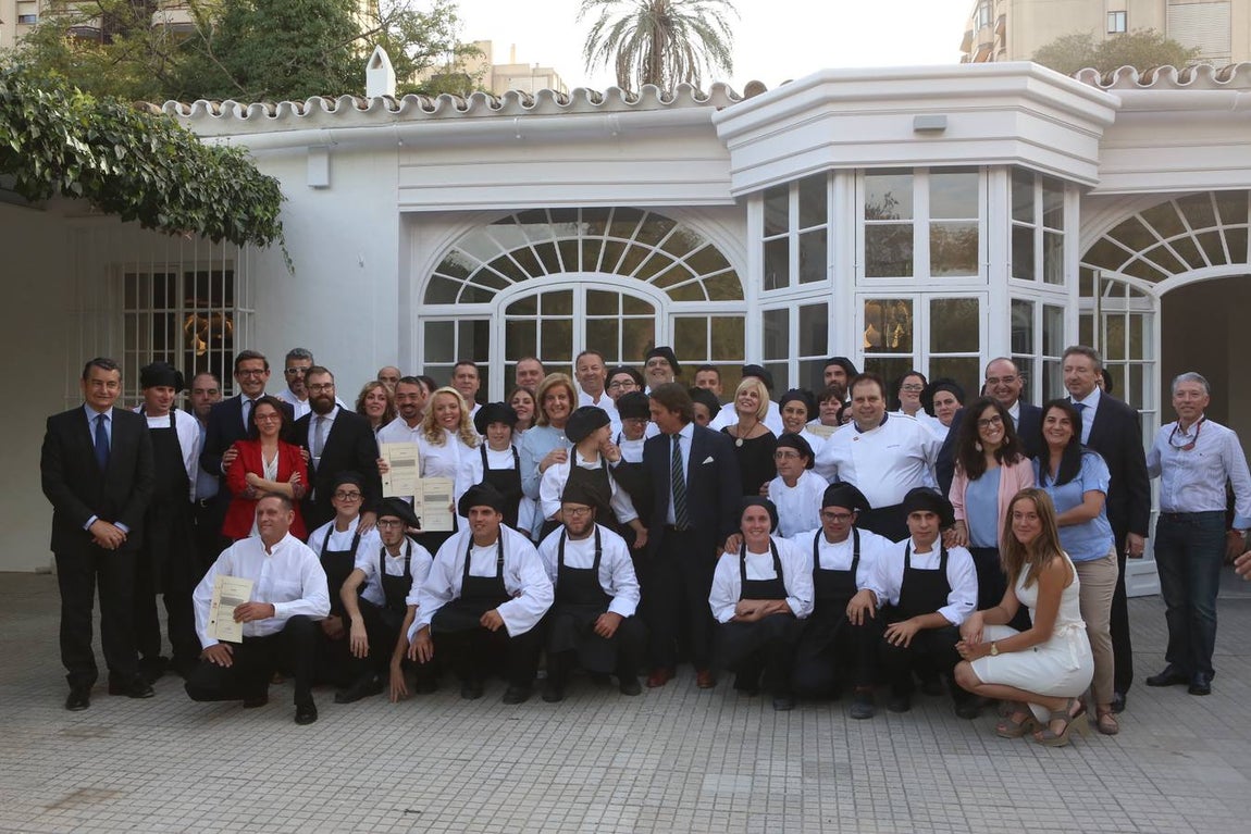 La ministra Fátima Bárez entrega los diplomas a los trabajadores de Universo Santi