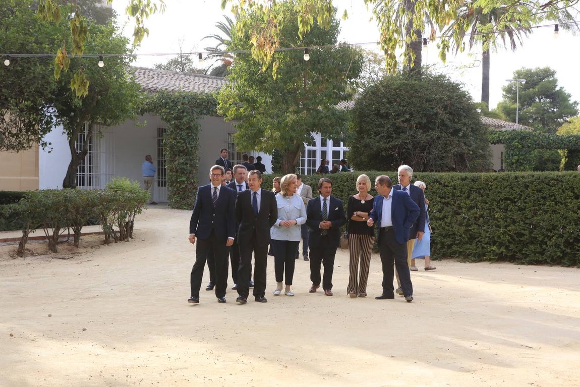 La ministra Fátima Bárez entrega los diplomas a los trabajadores de Universo Santi