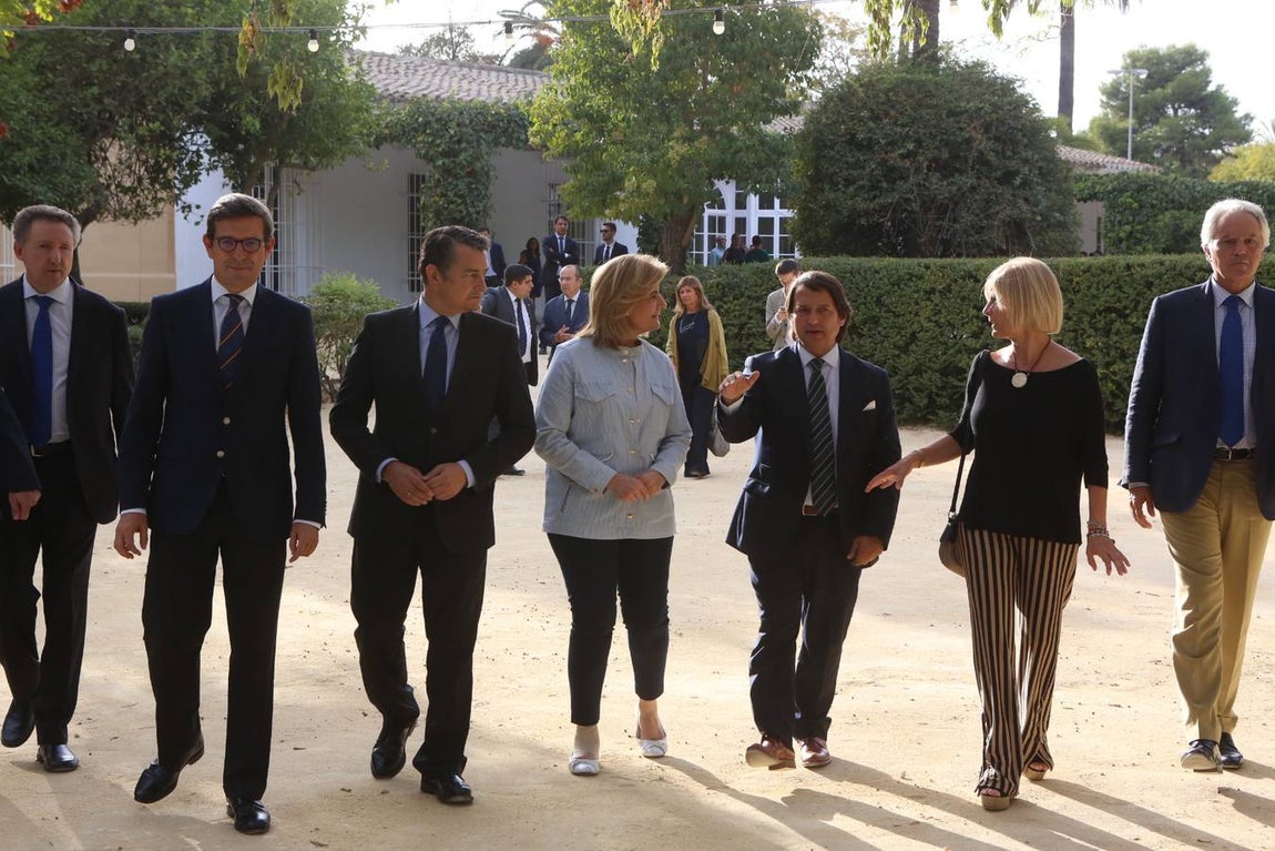 La ministra Fátima Bárez entrega los diplomas a los trabajadores de Universo Santi