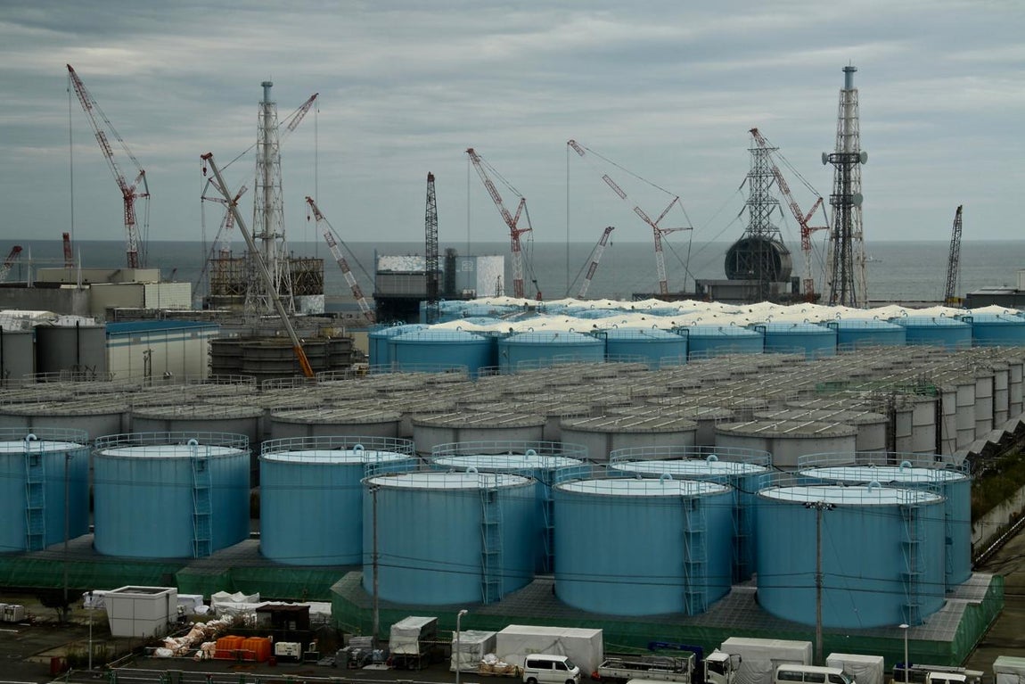 Una jungla de grúas y chimeneas se alza entre los reactores 1, 2 y 3 de la siniestrada central de Fukushima 1. 