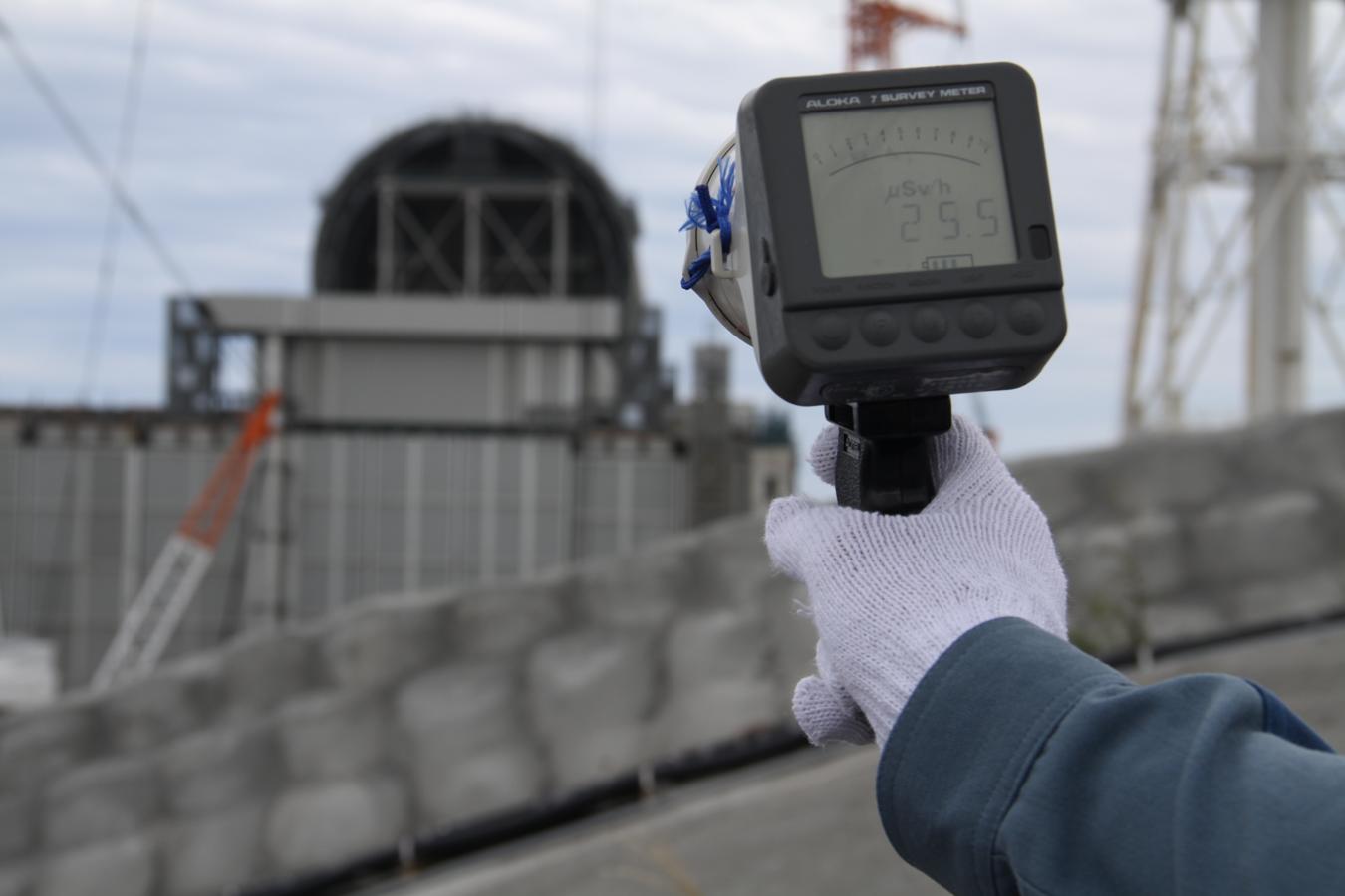 Un contador registra la alta radiactividad en las inmediaciones del reactor número 3 de Fukushima. 