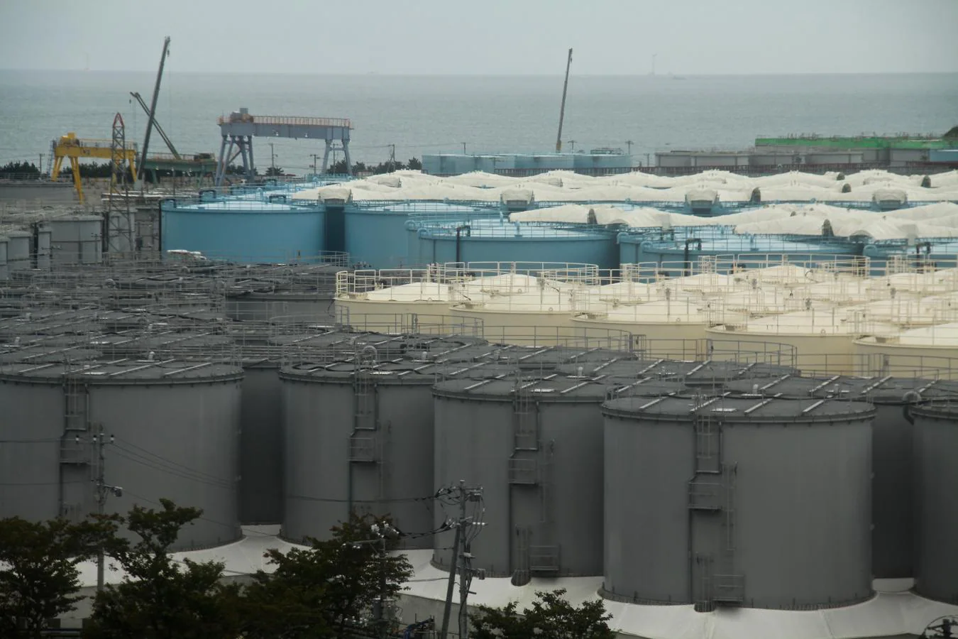 Gigantescos tanques almacenan el agua contaminada que se bombea para mantener fríos los reactores, ya que el tritio radiactivo no se puede filtrar. 