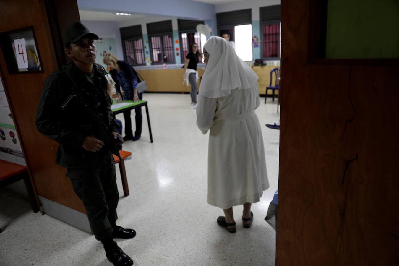 Una monja acude a votar durante los comicios regionales de hoy en Venezuela. Reuters
