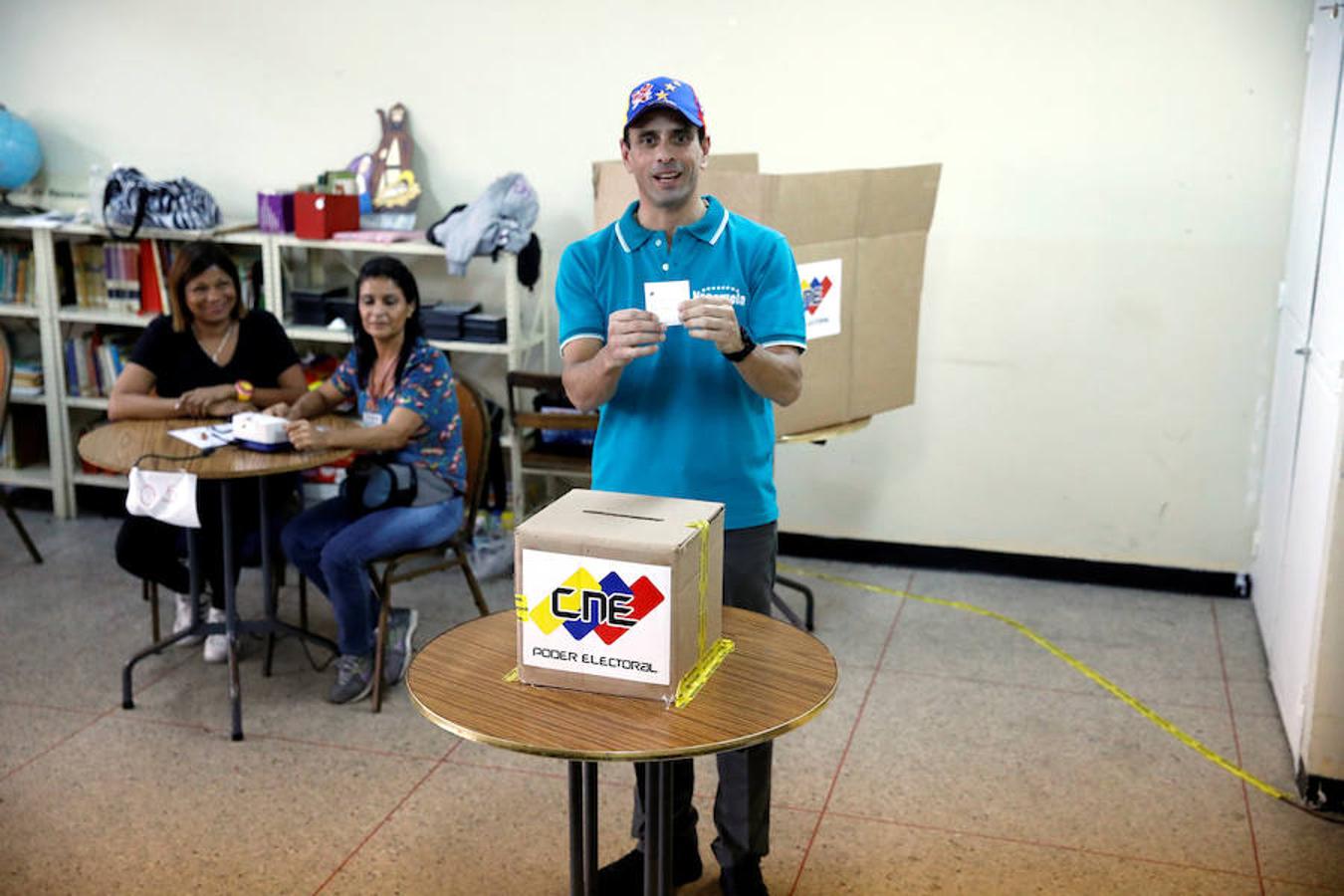 Henrique Capriles muestra su papeleta antes de votar en los comicios regionales de hoy. Reuters